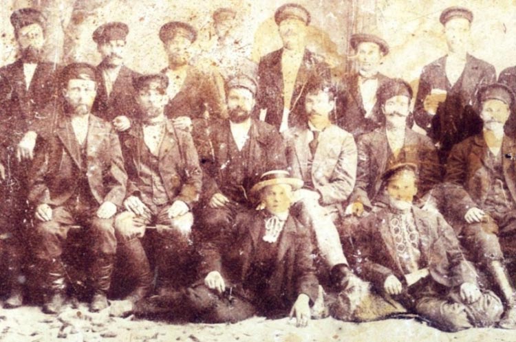 1896 год. Бригада каменщиков строительного цеха. Они строили завод. 1896 год. Бригада каменщиков строительного цеха. Они строили завод.