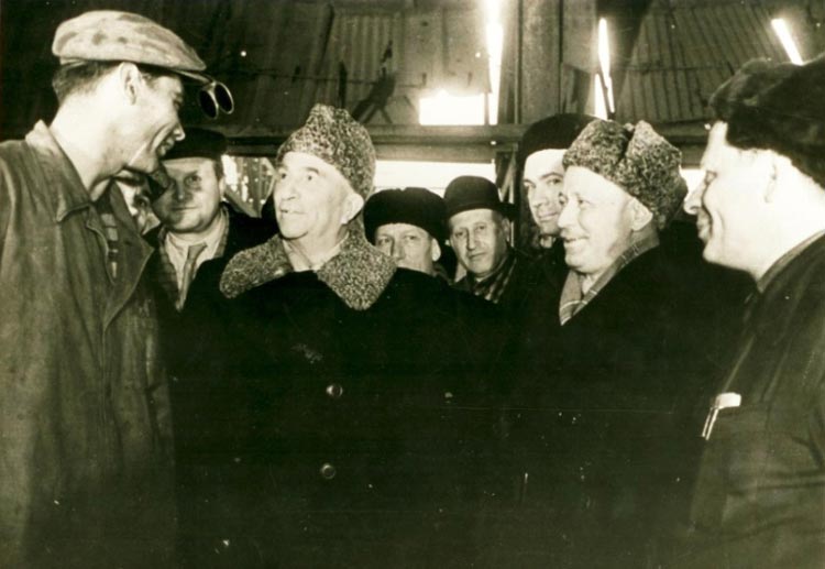 М.А.Шолохов (2-й справа) в гостях у металлургов 1-й слева - К.Левченко - сталевар. М.А.Шолохов (2-й справа) в гостях у металлургов 1-й слева - К.Левченко - сталевар.