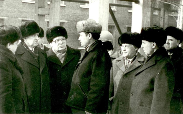 1985 год. В.И. Долгих в гостях у металлургов – 2-й слева. 1985 год. В.И. Долгих в гостях у металлургов – 2-й слева.