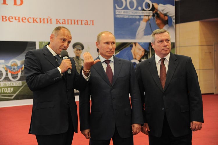 За выпуском стали наблюдал Владимир Путин. За выпуском стали наблюдал Владимир Путин.