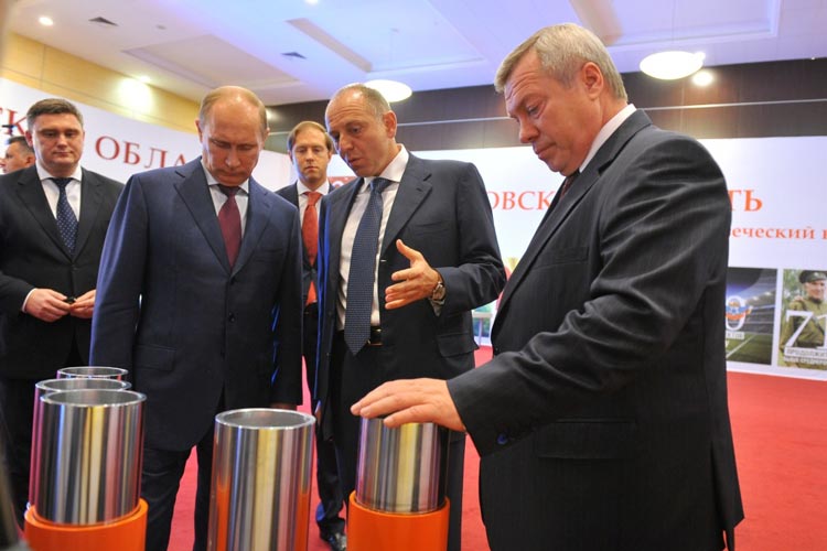 Дмитрий Пумпянский знакомит Владимира Путина и Василия Голубева с образцами труб. Дмитрий Пумпянский знакомит Владимира Путина и Василия Голубева с образцами труб.